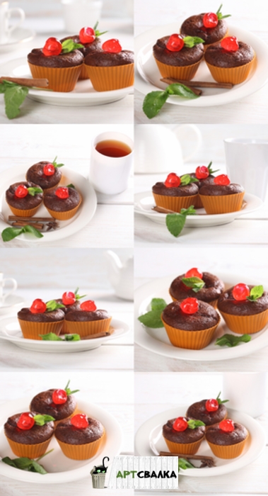 Шоколадные кексики с ягодкой. | Chocolate cupcakes with berry.